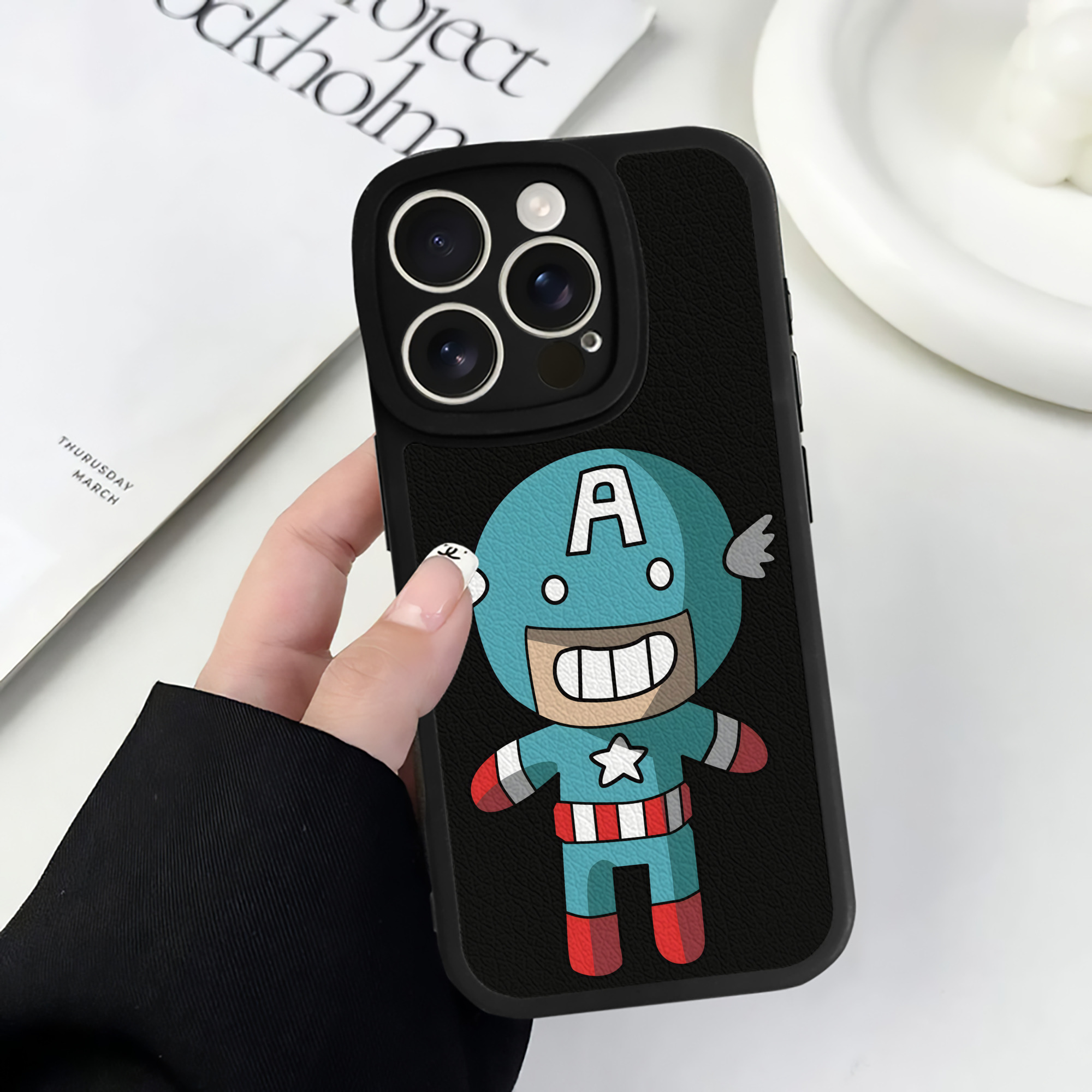 （画像用） アベンジャーズ The Avengers 【iPhone 16シリーズ対応】シリコンスマホケース（レザー調） 材質：シリコン